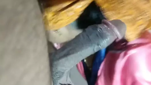 Kochi'de bir satıcı kız erkek arkadaşının yarağını ağzına emiyor