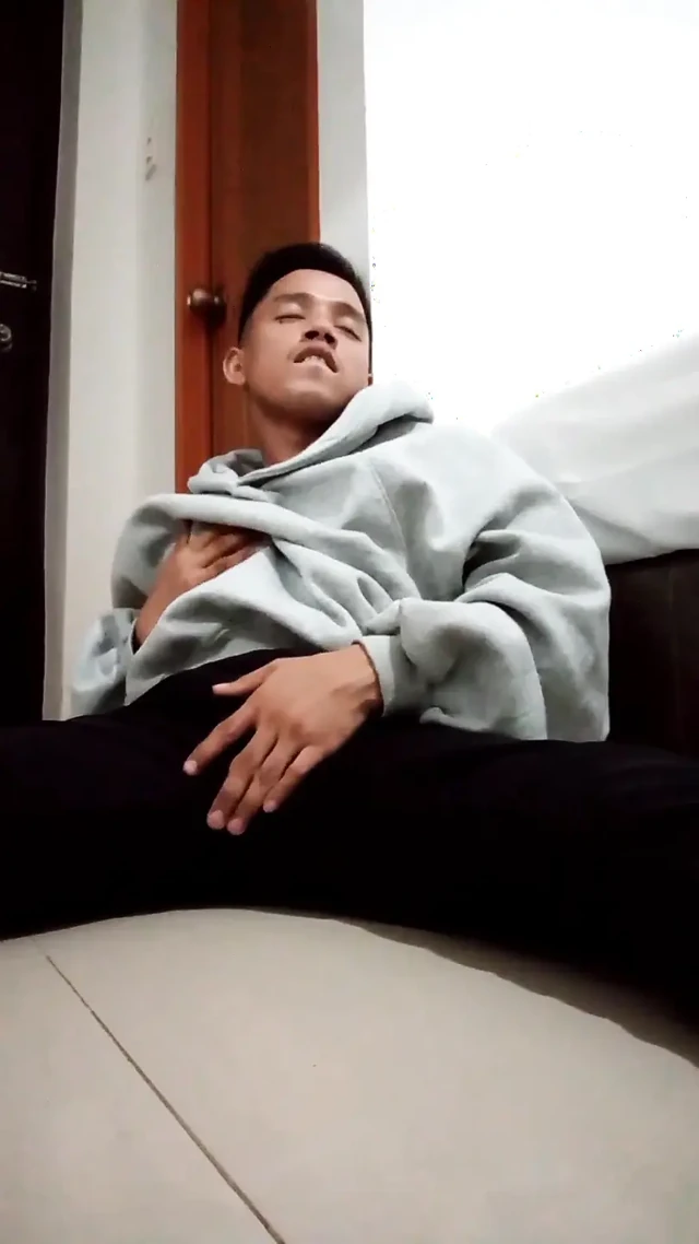Süper Seksi Asia Top Senin Için Büyük Yarağına Mastürbasyon Yapıyor