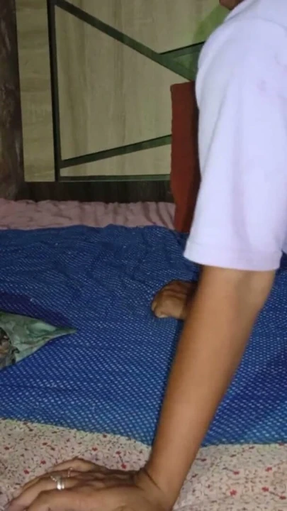 Desi bhabhi, sikilirken fışkırtarak devarını yıkadı Hintçe HD seks videosu | Clip 1