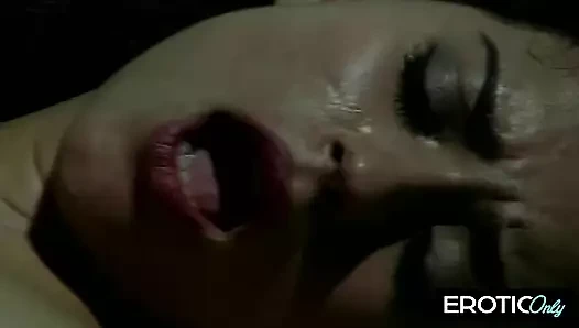 Amcığı maksimuma kadar gerilmişken yüksek sesle inliyor