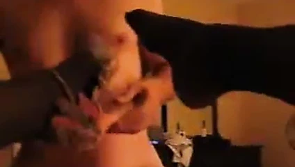 Kadının ayaklarına cumming