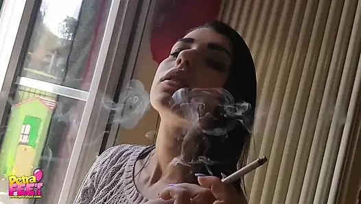 Muhteşem esmer sigara içerken herkesi azdırıyor