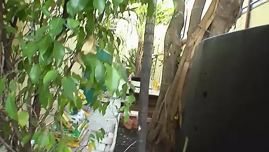 Azgın orta yaşlı seksi kadın kocası çalışırken komşusu tarafından güzelce sikiliyor.