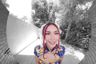 Passthroughvr Sokak Dövüşçüsü Chun Li olarak çabalarınızı Scarlette Moon ile çarşaflar arasında birleştirmeniz gerekecek