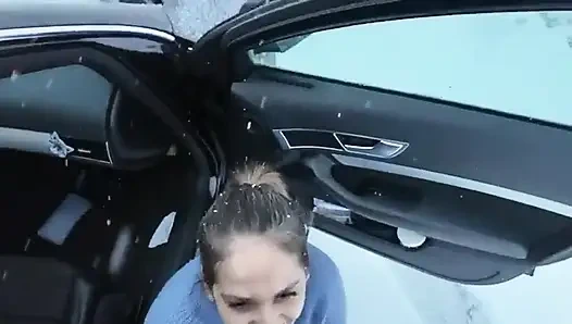 Amatör çift arabalarıyla dağa gidiyor ve sürtük kız arkadaş yarağını emiyor.