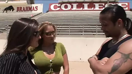 Büyük göğüslü kolejli kızlar çift takım şanslı adam