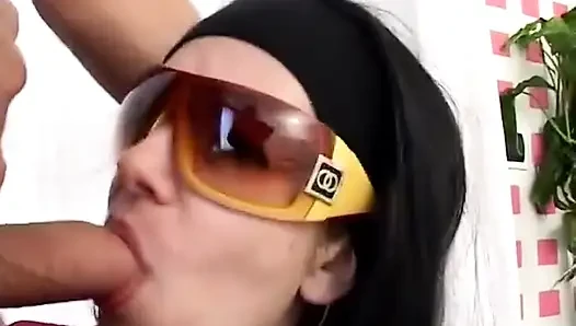 Esmer kadın sağlam sakso çekiyor ve boşaltıyor
