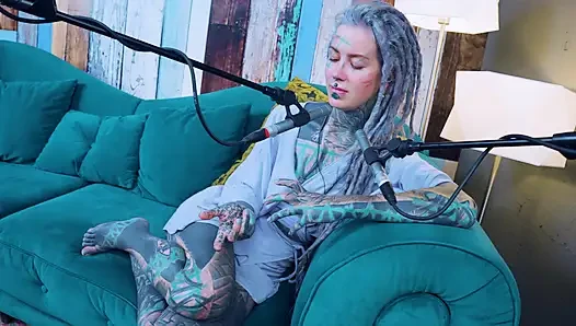 Y hakkında konuşuyorum - sen - asmr podcast sfw konuşuyor gotik sıska kız dreadlocks dövmeli model dövmeli kız