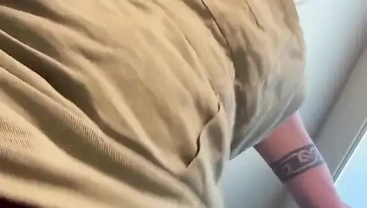 Elbisemin altına boşalmamı izlerken çok ıslanıyorum ve çok yaramaz hissediyorum