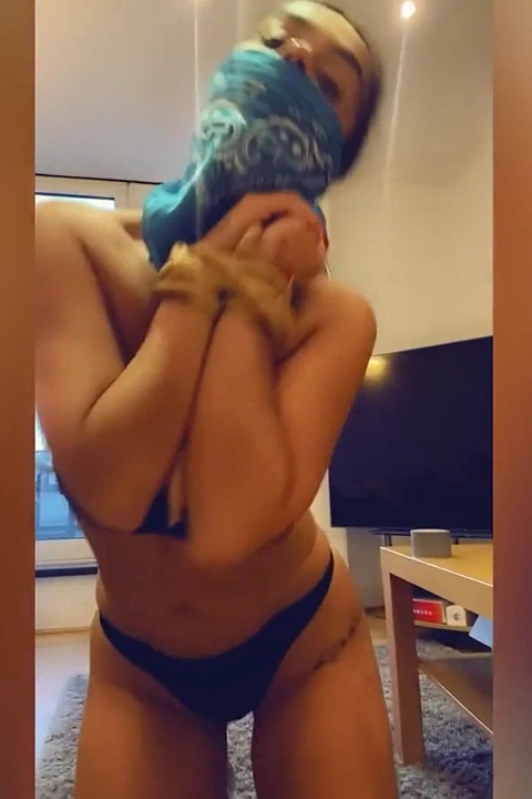 Latin kadın bağlı ve ağzı tıkalı, ama buna bayılıyor!