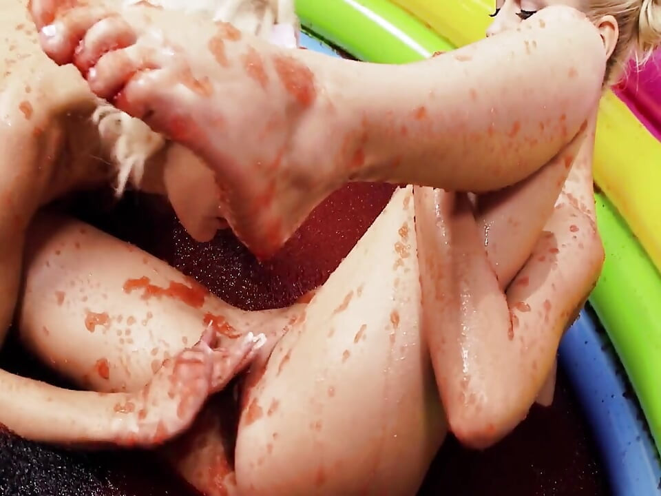 Havuz amcıkları sahnesi 3 bikinili iki ince sarışın lezbiyen jöle havuzunda boşalıyor