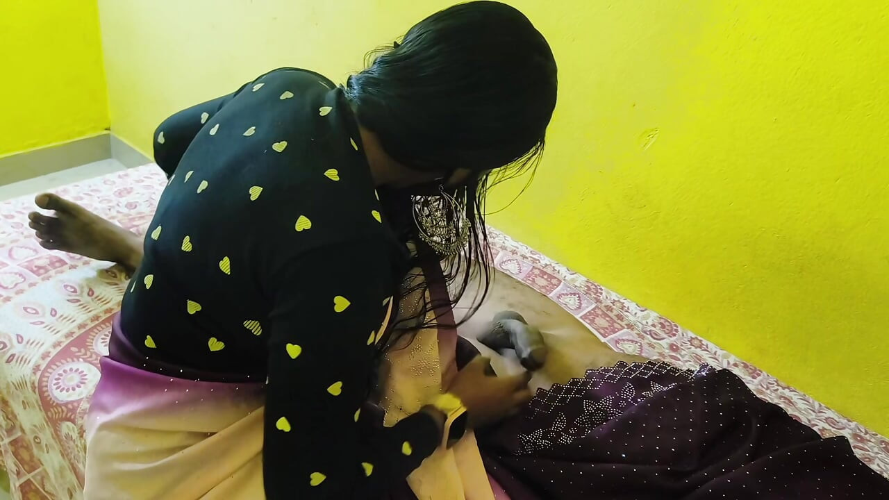 Seksi üvey kız kardeş yatak odasında kıyafetlerini değiştirirken azgın üvey erkek kardeş tarafından yakalanıyor ve rol oyunu bdsm'de sikiliyor