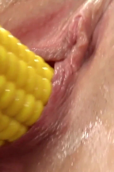 Hatun büyük bir dildoyla sıkı amını sikerken inliyor