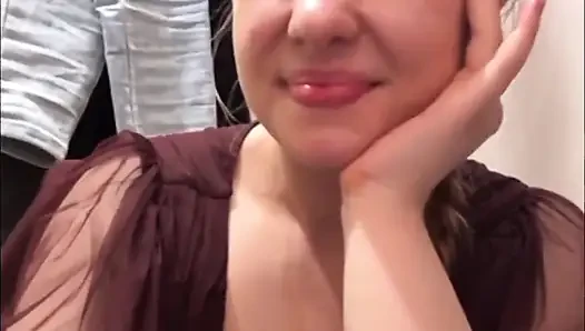 Riskli sikiş. Soyunma odası mastürbasyonu. Amcık yakın çekim. Squirting. Mastürbasyon Baş aşağı