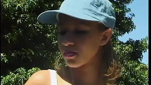 Adam yüzünü yarak suyuyla kapatmadan önce ateşli anal sürtük sikişiyor