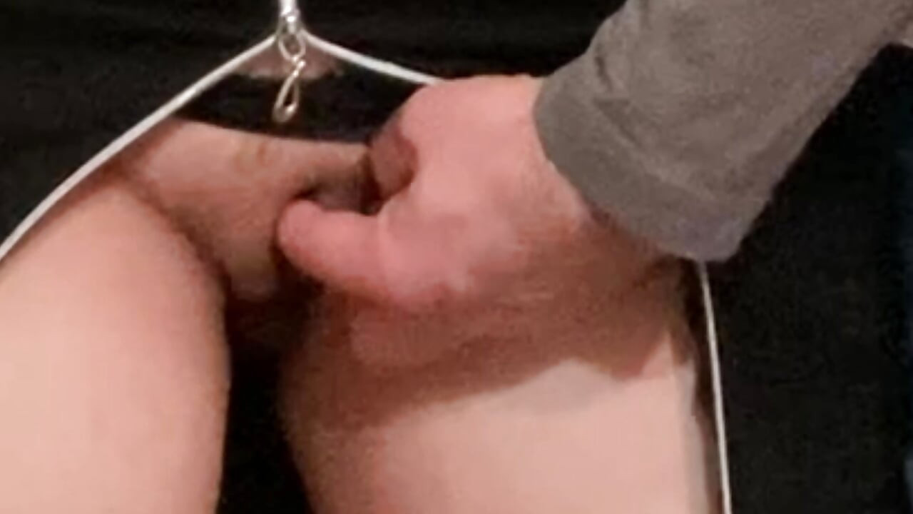yaşlı adam herkesin içinde ateşli bebeği parmaklıyor