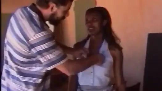 Büyük götlü zenci hatun göt deliğine sikiliyor