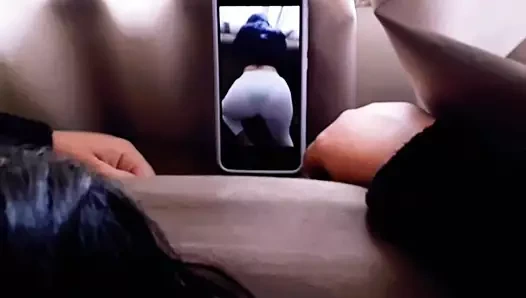 Esposa escolhendo videos para subir