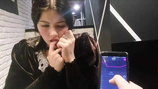 Вибрирующие трусики в ресторане