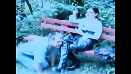 Aptal yardakçı metresine itaat ediyor