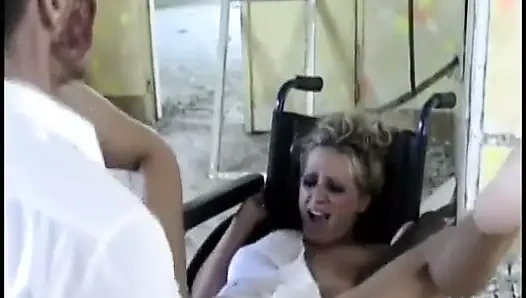 Sarışın için anal seks ve sert yumruk sokma