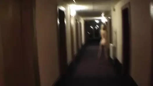 Şaşırtıcı görünümlü bir Alman sarışın kalın bir penis tarafından gerilmiş deliklerini alır