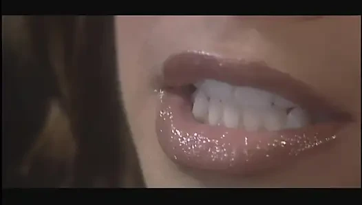 Ateşli sürtükler için üniversitede gizli lezbiyen oyunları