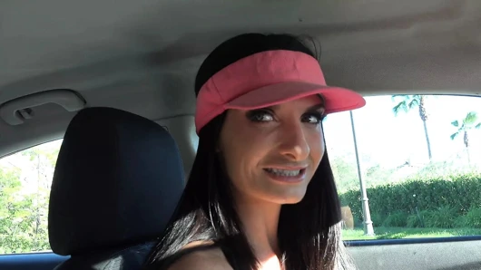 Milftrip - boşanmış busty milf silvia saige kendi kedi sularını yalıyor