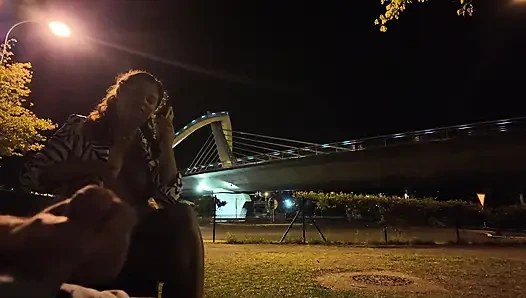 Bir teşhirci o noktada bir fahişeye geldi. Onunla ne yapacağını bilmiyor.