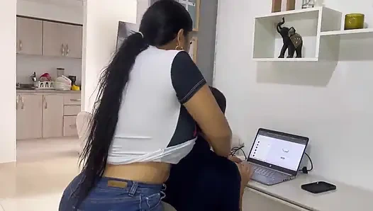 Ups! Çok Aptalım, Daha İyi Çalışıyorum, Havuzda Kocaman Göğüslerimle Sana Rus El İşi Yapıyorum