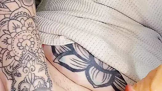 Boşalana kadar büyük dildomla kendimi sikiyorum