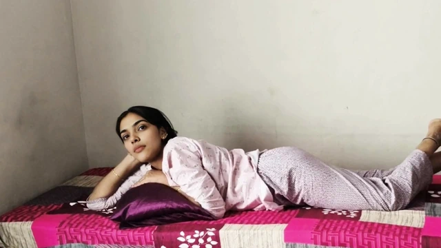 Büyük üvey kız kardeş yatağımı paylaşmaya geldi tam Hintçe seks vlog