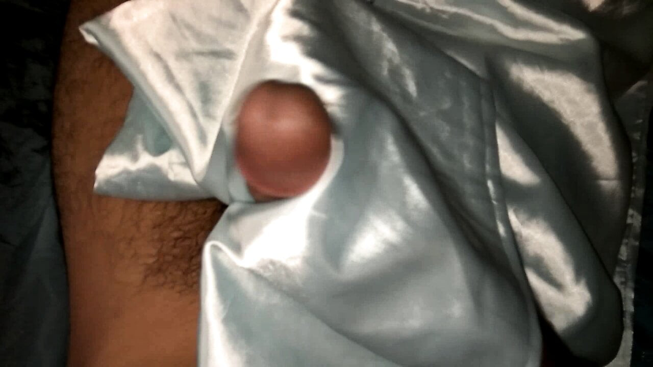 handjob ile beyaz saten ipeksi saree arasında komşu (34)