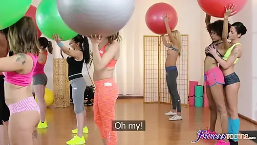 Fitness odaları - spor salonu orta yaşlı seksi kadın ve öğrenciler tutkulu lezbiyen üçlü seks yapıyorlar