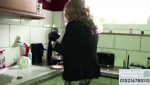 Mutti mit Mega Titten fickt ihren Chef auf Arbeit