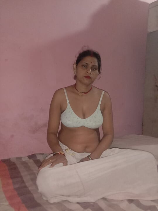 Dehati bhabhi apni chut our boobs ko masalate huye