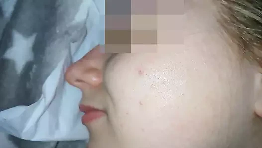 Yüzüne ve amına boşalıyorum ve sperm yanağından aşağı akıyor