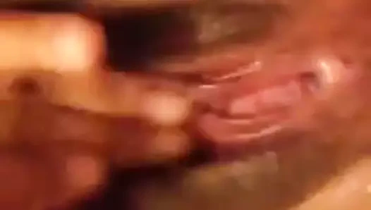 chubby kız oynar ile KEDİ ve squirts