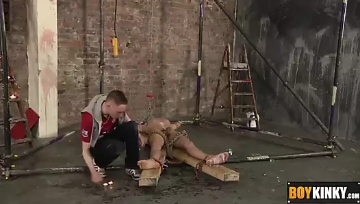 Bağlı yukarı nathan cums sonra nathan sıcak ve cold oral seks