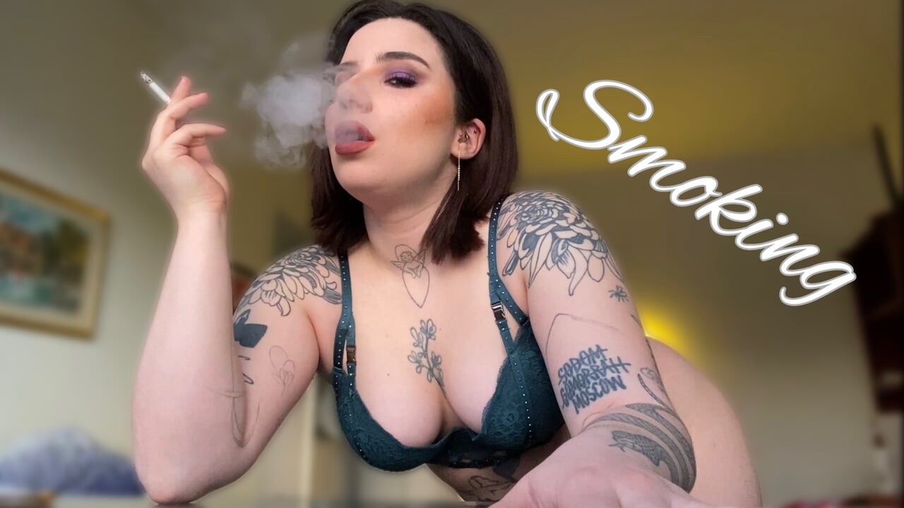 seksi sigara iç çamaşırlı alternatif dövmeli model