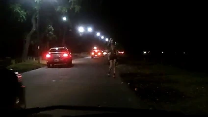 Bir arabadan kaçan Nikki ladyboys