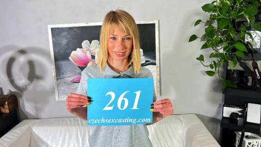 Oyuncu seçmelerinde sarışın orta yaşlı seksi kadın