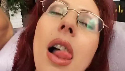 Gözlüklü kızıl saçlı Alman orta yaşlı seksi kadın bağlı ve sert sikiliyor