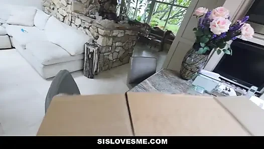 Şımarık üvey kız kardeş yarak emiyor