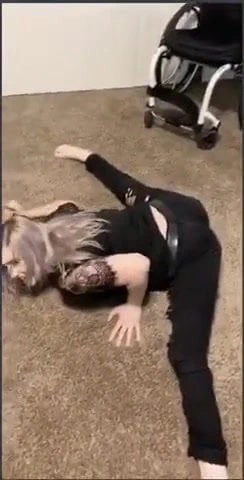 Disket bacaklarla çılgın para dansı!