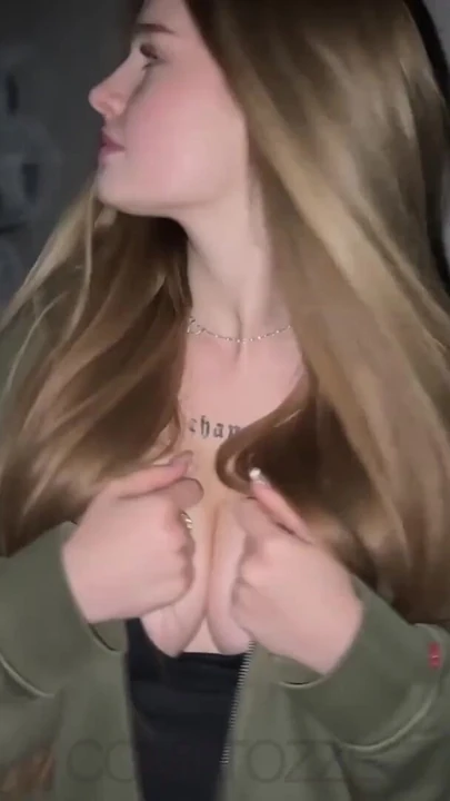 Захватывающий момент из "Я встретил порнозвезду Comatozze на улице... Любой шанс, мне повезет?"