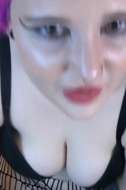 Раздевается кам-модель