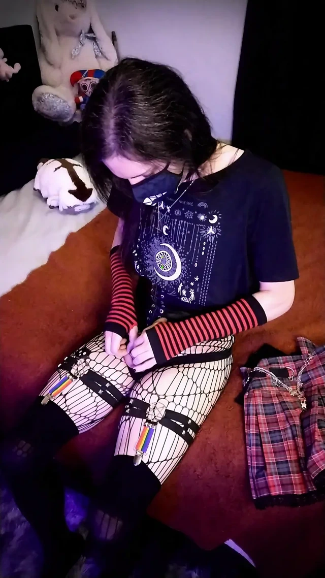 Gotik femboy sevgililer günü için mastürbasyon yapıyor