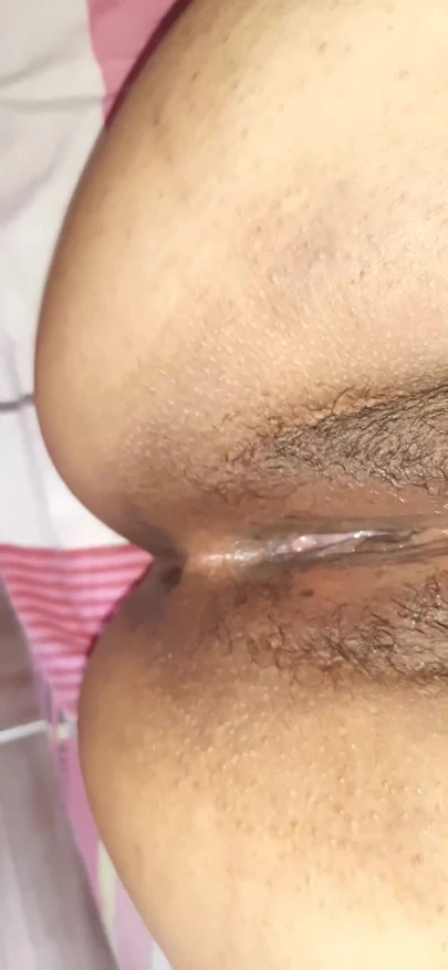 Öğrenciler çok iyi sikişiyor ve adam onun içine boşalıyor