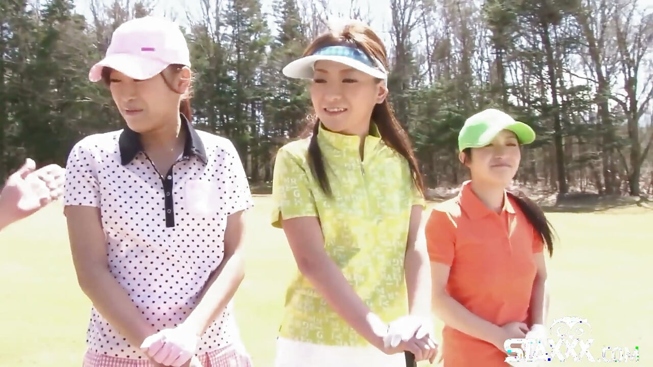 Sevimli Asyalı genç kızlar striptiz golfü oynuyor